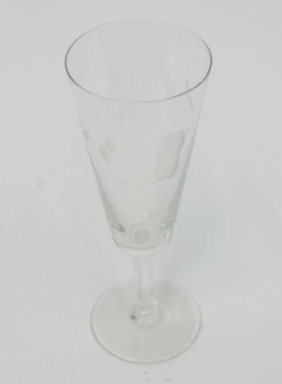 null Dix flûtes à champagne en cristal à décor gravé. 

Hauteur : 17 cm

(Quelques...