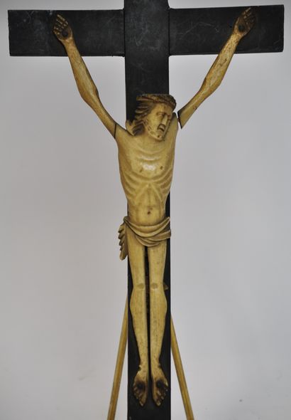 null Christ en os sculpté sur une croix en bois noirci. Travail de la fin du XIXème...
