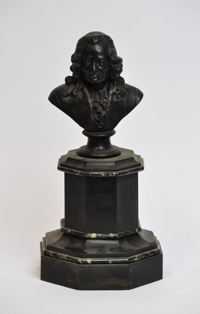 null Sculpture en bronze à patine brune représentant Voltaire en buste, reposant...