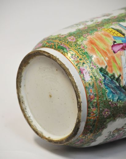 null CHINE, Canton :

Important vase balustre en porcelaine à décor polychrome de...