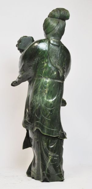 null CHINE :

Sculpture en jade vert représentant une guanyin représentée debout...