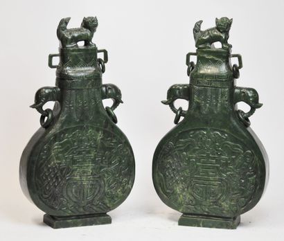 null CHINE :

Paire de vases couverts à panse circulaire aplatie en jade vert, sculptée...