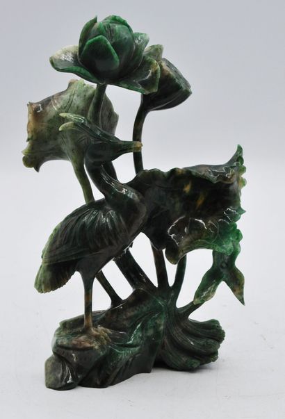 null CHINE :

Groupe en jadéite, représentant un oiseau exotique debout parmi des...