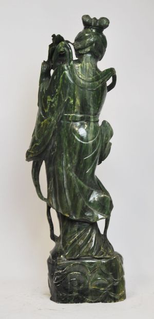 null CHINE :

Importante sculpture en jade vert représentant une jeune femme debout...