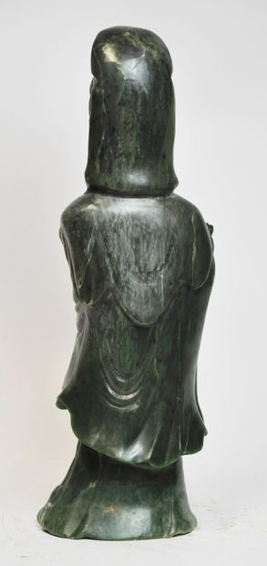 null CHINE : 

Importante sculpture en jade vert représentant une divinité debout...