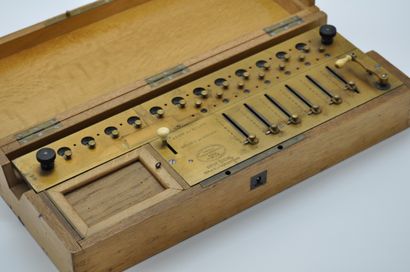 null Arithmomètre de Thomas de Colmar. 

Machine à calculer mise au point en 1820,...