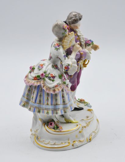 null PORCELAINE ALLEMANDE

Sujet en porcelaine polychrome représentant un jeune couple,...