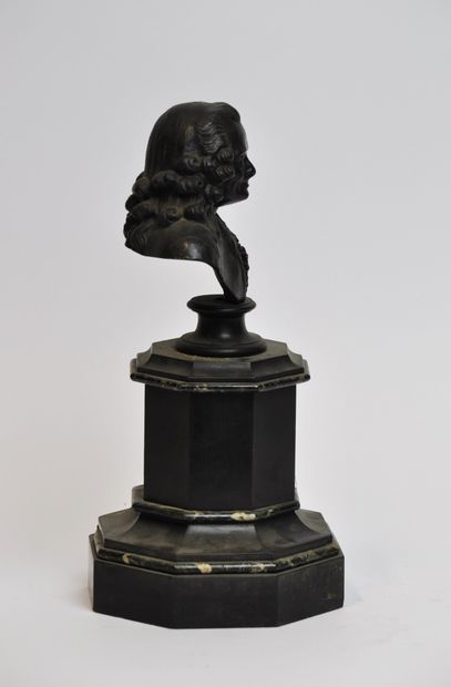 null Sculpture en bronze à patine brune représentant Voltaire en buste, reposant...