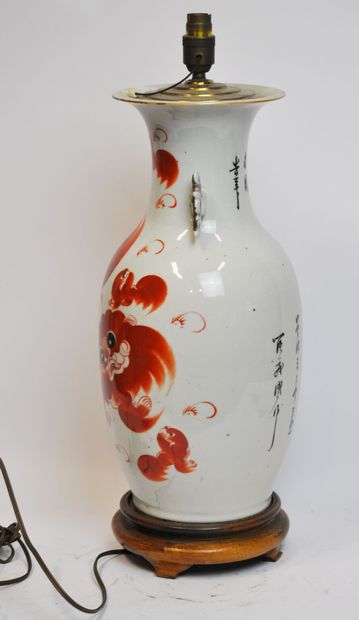 null CHINE : 

Vase balustre en porcelaine à décor en camaieu rouge de Chichi et...
