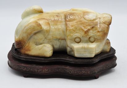 null CHINE :

Lion bouddhique couché en jade blanc veiné brun traité dans un style...