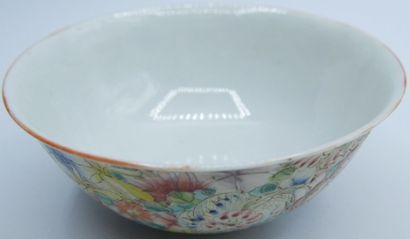 null CHINE - XIXe siècle

Bol en porcelaine émaillée polychrome dans le style de...
