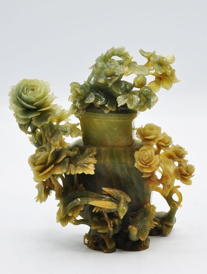 null CHINE :

Vase couvert à panse aplatie en serpentine, richement paré de branchages...