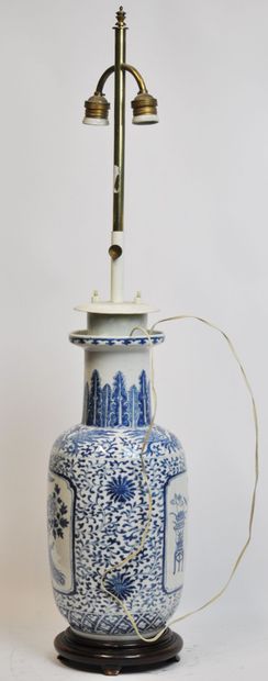 null CHINE :

Vase balustre en porcelaine à décor en camaïeu bleu dans des réserves...