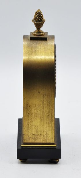 null JAEGER Made in France

Pendulette de table en métal doré reposant sur une plaque...