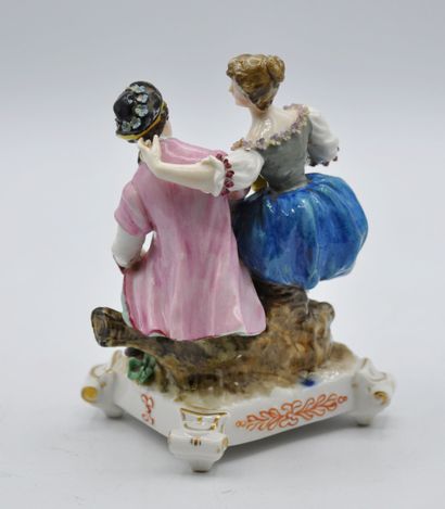 null PORCELAINE ETRANGERE

Sujet en porcelaine représentant un jeune couple, la jeune...
