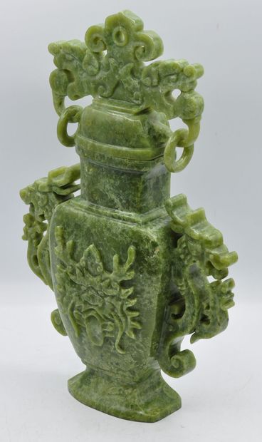 null CHINE :

Vase couvert à panse aplatie en jade vert, les anses en forme de chilongs

Epoque...