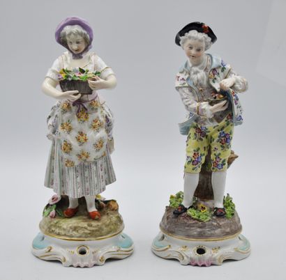 null PORCELAINE ALLEMANDE

Couple en porcelaine polychrome représentant un oiseleur...