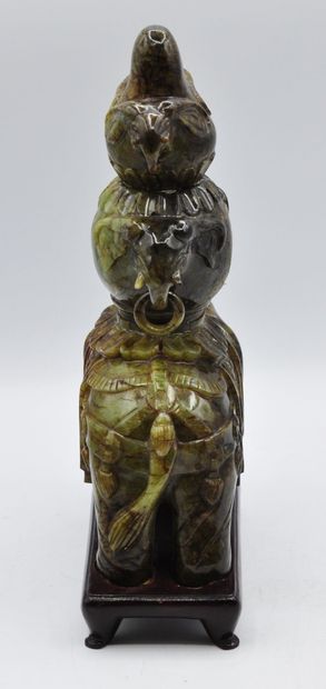 null CHINE :

Vase couvert en jade vert et brun représentant un éléphant supportant...