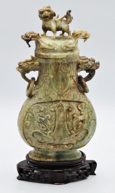 null CHINE :

Vase couvert en pierre dure verte de forme pansue à décor gravés de...