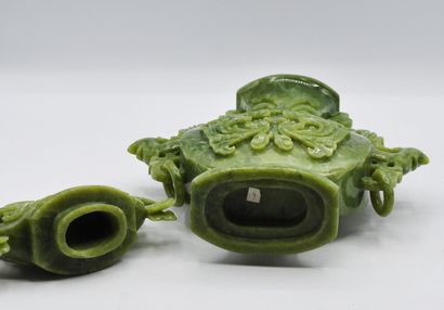 null CHINE :

Vase balustre à panse aplatie et son couvercle en jade vert, à décor...