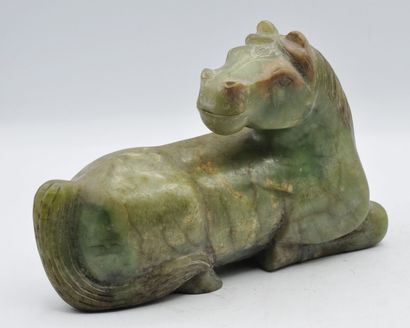 null CHINE :

Cheval couché en jade vert veiné brun. 

Epoque XXe siècle.

Dimensions :...