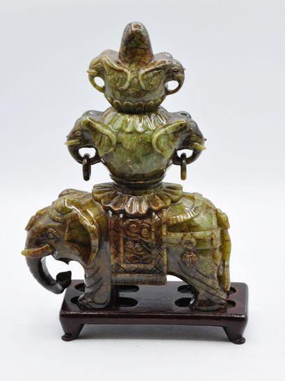 null CHINE :

Vase couvert en jade vert et brun représentant un éléphant supportant...