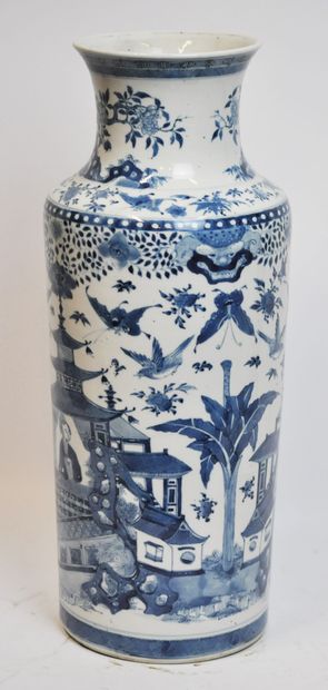 null CHINE :

Vase rouleau en porcelaine à décor en camaïeu bleu de dames de Cour...
