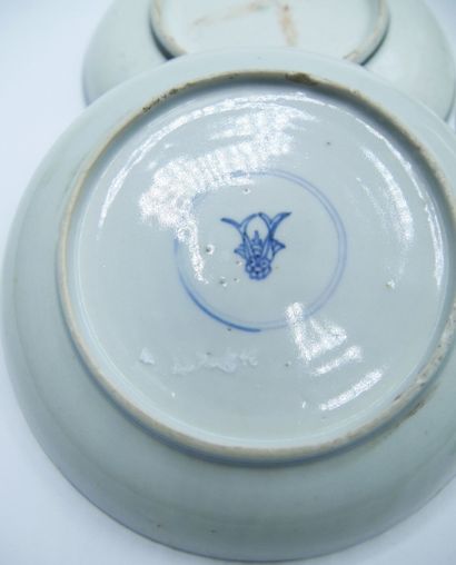 null VIETNAM - XIXe siècle

Ensemble en porcelaine bleu blanc deux petites assiettes...
