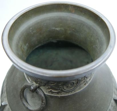 null CHINE - XXème siècle

Vase balustre en bronze à patine brune à décor ciselé...