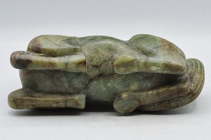 null CHINE :

Cheval couché en jade vert veiné brun. 

Epoque XXe siècle.

Dimensions :...