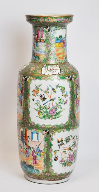 null CHINE, Canton :

Important vase balustre en porcelaine à décor polychrome de...