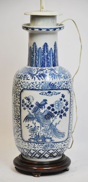 null CHINE :

Vase balustre en porcelaine à décor en camaïeu bleu dans des réserves...