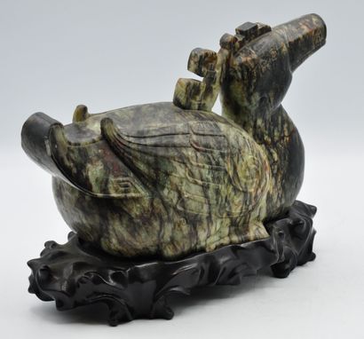 null CHINE :

Canard archaïsant en pierre sculptée à veines brunes.

Epoque XXe siècle.

Hauteur :...