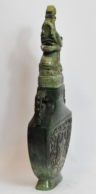 null CHINE :

Important vase couvert à panses aplatie en pierre et jade vert, les...
