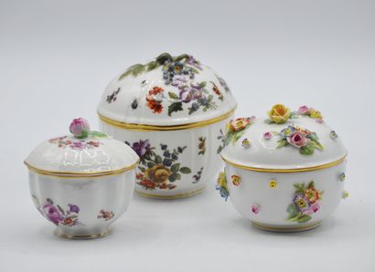 null PORCELAINE ALLEMANDE

Lot de 3 boites rondes couvertes en porcelaine blanche...