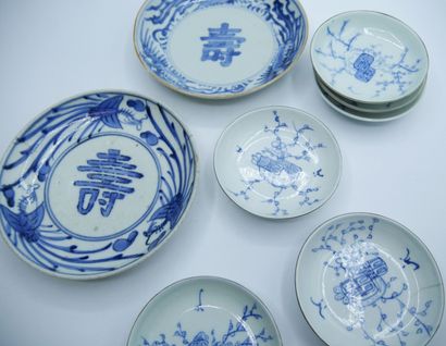 null VIETNAM - XIXe siècle

Ensemble en porcelaine bleu blanc deux petites assiettes...