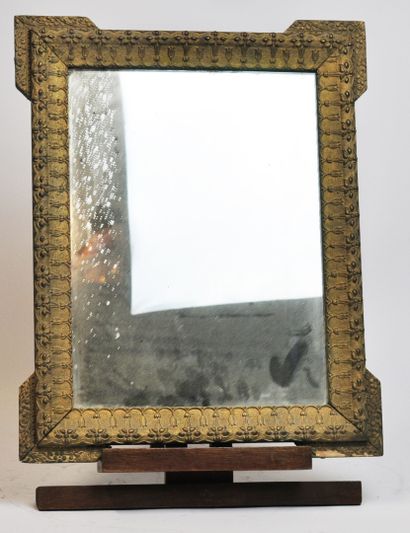 null Petit miroir à écoinçons rectangulaire en bois doré à décor de frise de fleurs....