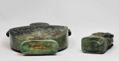 null CHINE :

Important vase couvert à panses aplatie en pierre et jade vert, les...