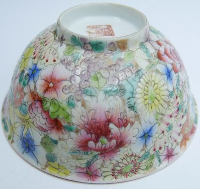 null CHINE - XIXe siècle

Bol en porcelaine émaillée polychrome dans le style de...