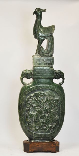null CHINE :

Important vase couvert à panse aplatie en jade vert à décor sculpté...