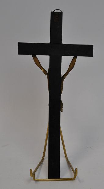 null Christ en os sculpté sur une croix en bois noirci. Travail de la fin du XIXème...