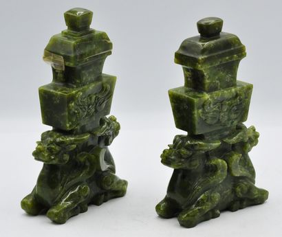 null CHINE :

Paire de vases couverts en jade vert, deux kilins soutenant un vase...
