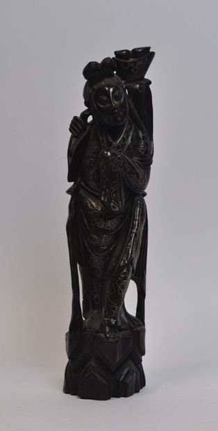 null Deux personnages asiatiques en bois durci et résine sculpté représentant : 

-...