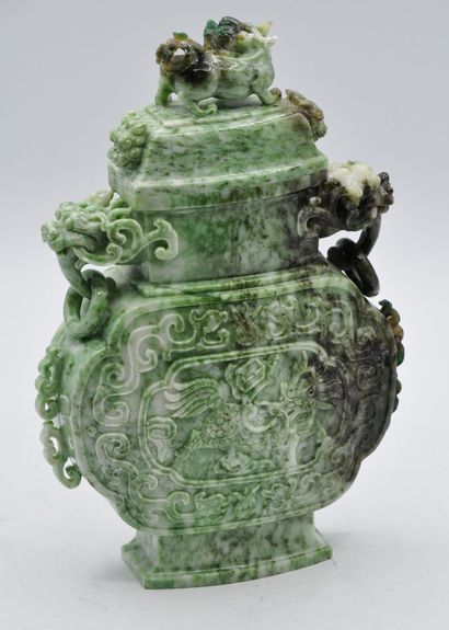 null CHINE :

Vase couvert en pierre dure verte et blanche, à décor sculpté de dragons...