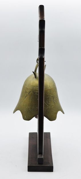 null Gong en forme de cloche en bronze doré à décor gravé avec son support en bois...