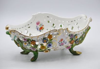 null MEISSEN 

Corbeille ovale ajourée en porcelaine à décor polychrome de bouquets...