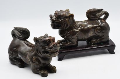 null CHINE :

Paire de lions bouddhiques en pierre dure marron nuancée représentés...