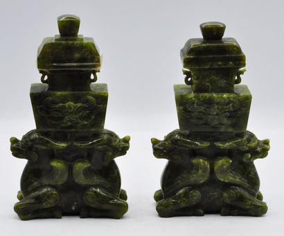 null CHINE :

Paire de vases couverts en jade vert, deux kilins soutenant un vase...