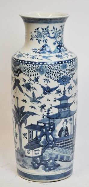 null CHINE :

Vase rouleau en porcelaine à décor en camaïeu bleu de dames de Cour...