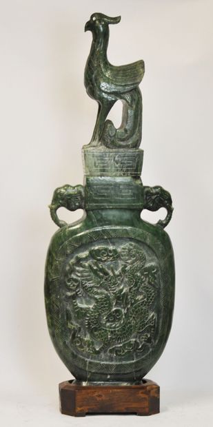 null CHINE :

Important vase couvert à panse aplatie en jade vert à décor sculpté...